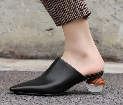 mule-noire-minimaliste-talon-sphere-audacieux