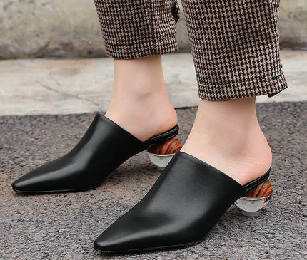 mule-noire-minimaliste-talon-sphere-audacieux