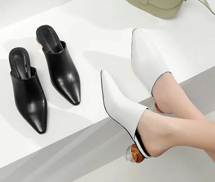 mule-noire-minimaliste-talon-sphere-audacieux