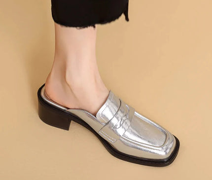mule-ouverte-argentee-talon-carre