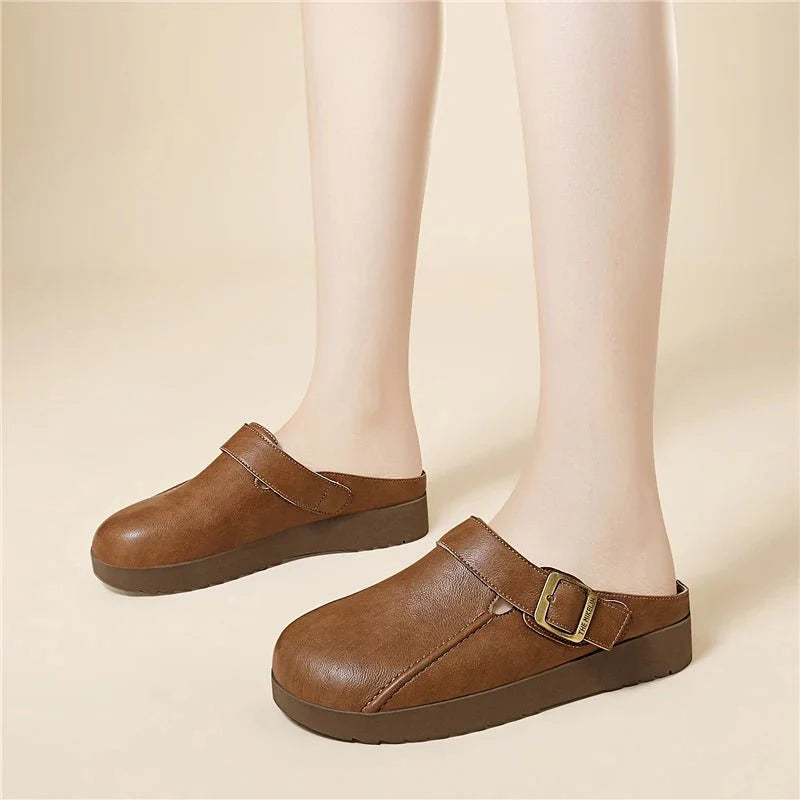 mules-minimalistes-beige-boucle-doree