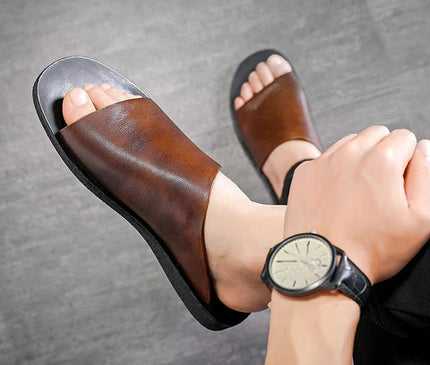 sandales-minimalistes-marron-noir-ouvertes