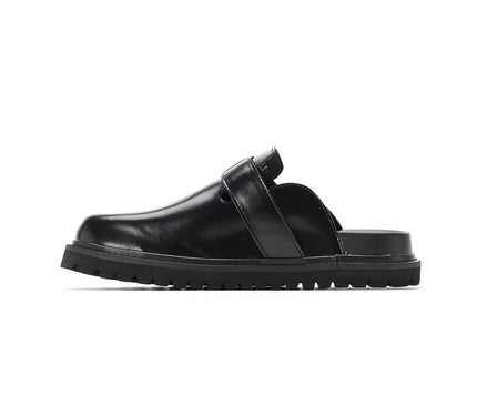 mule-noire-minimaliste-boucle-ajustable-semelle-rainuree
