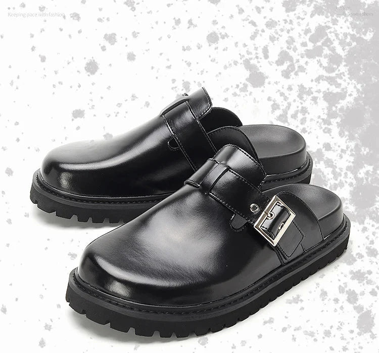 mule-noire-minimaliste-boucle-ajustable-semelle-rainuree