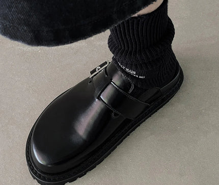 mule-noire-minimaliste-boucle-ajustable-semelle-rainuree