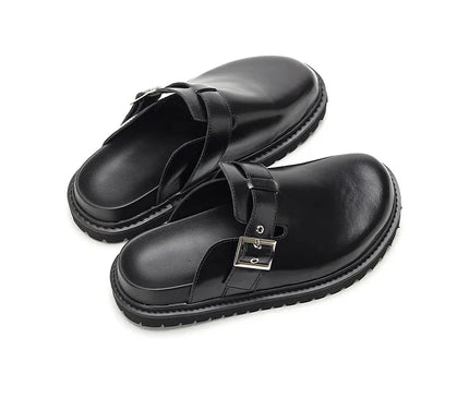 mule-noire-minimaliste-boucle-ajustable-semelle-rainuree