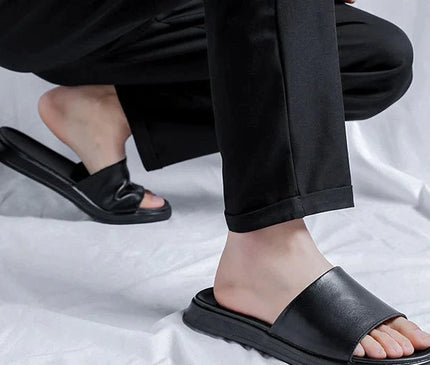 sandales-noires-minimalistes-semelle-plate-epaisse