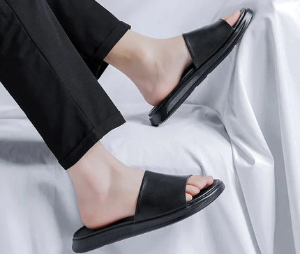 sandales-noires-minimalistes-semelle-plate-epaisse