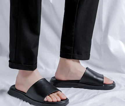 sandales-noires-minimalistes-semelle-plate-epaisse