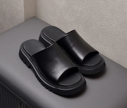 sabots-ouverts-noirs-minimalistes-semelle-crantee
