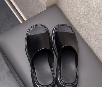 sabots-ouverts-noirs-minimalistes-semelle-crantee