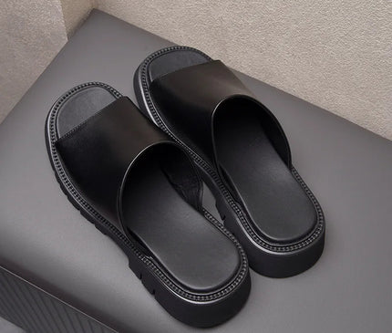 sabots-ouverts-noirs-minimalistes-semelle-crantee
