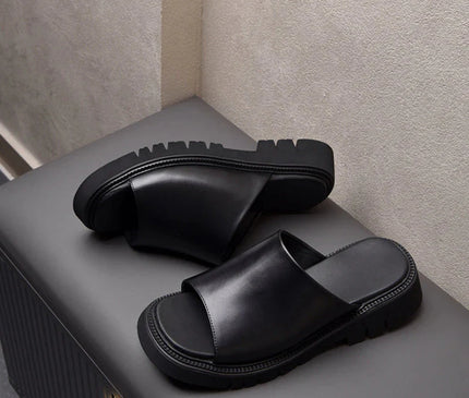 sabots-ouverts-noirs-minimalistes-semelle-crantee