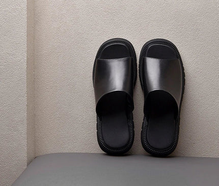 sabots-ouverts-noirs-minimalistes-semelle-crantee