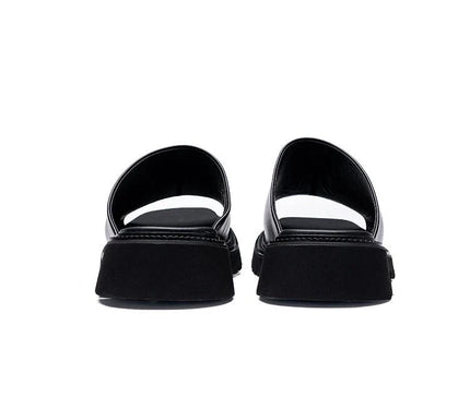 sabots-ouverts-noirs-minimalistes-semelle-crantee