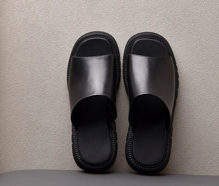 sabots-ouverts-noirs-minimalistes-semelle-crantee