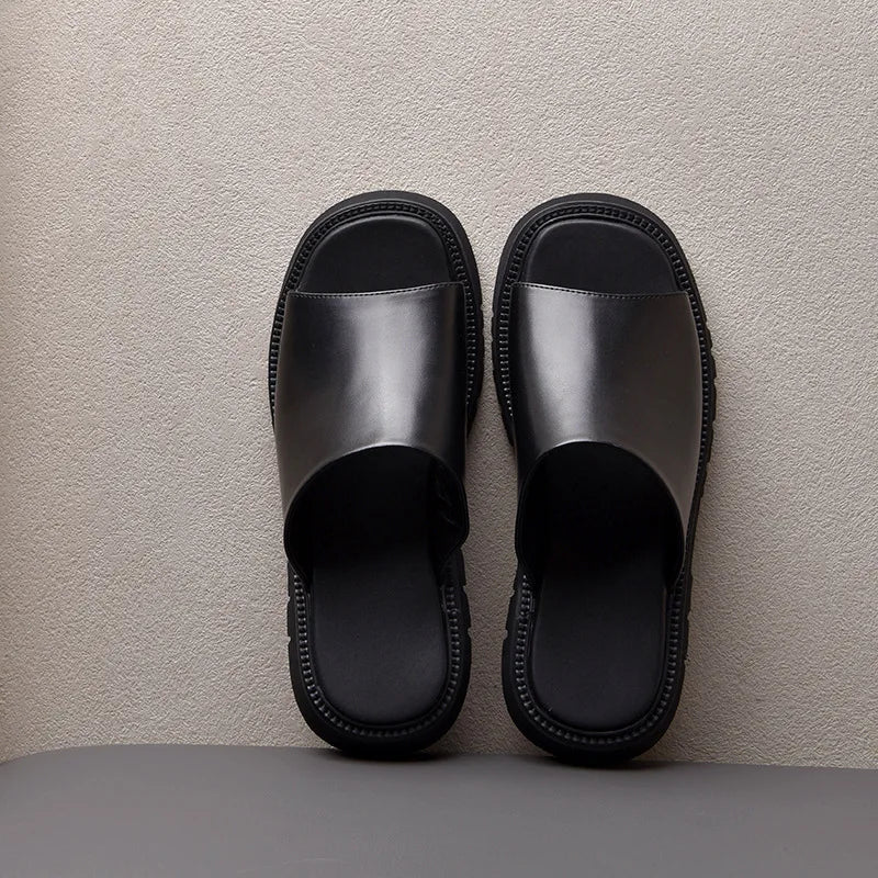 sabots-ouverts-noirs-minimalistes-semelle-crantee