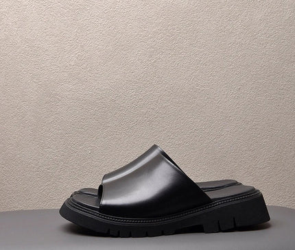 sabots-ouverts-noirs-minimalistes-semelle-crantee
