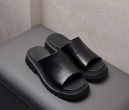 sabots-ouverts-noirs-minimalistes-semelle-crantee