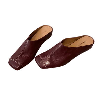 mules-bordeaux-a-coutures-contrastees-silhouette-carree