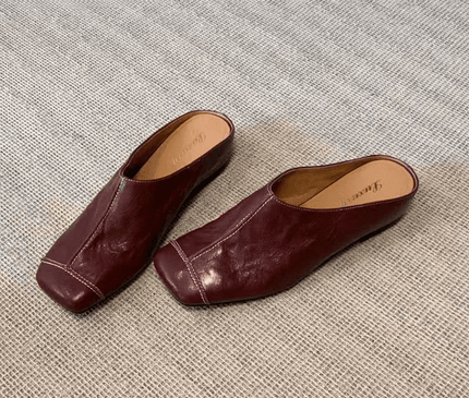 mules-bordeaux-a-coutures-contrastees-silhouette-carree