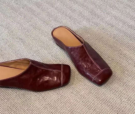 mules-bordeaux-a-coutures-contrastees-silhouette-carree