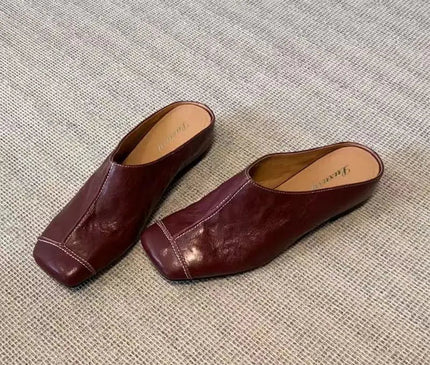 mules-bordeaux-a-coutures-contrastees-silhouette-carree