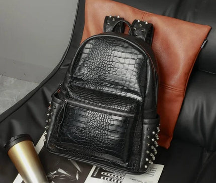 sac-a-dos-urbain-noir-avec-texture-crocodile-clous-metalliques