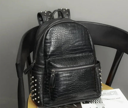 sac-a-dos-urbain-noir-avec-texture-crocodile-clous-metalliques