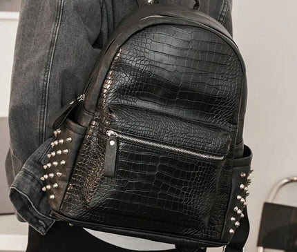 sac-a-dos-urbain-noir-avec-texture-crocodile-clous-metalliques