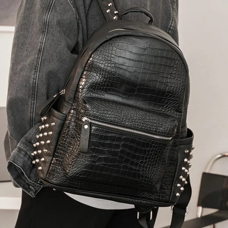 sac-a-dos-urbain-noir-avec-texture-crocodile-clous-metalliques