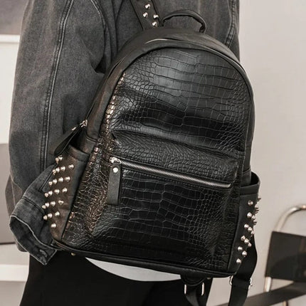 sac-a-dos-urbain-noir-avec-texture-crocodile-clous-metalliques