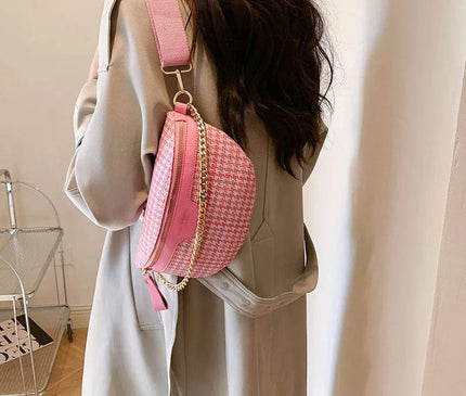 sac-banane-rose-motif-pied-de-poule-chaine-doree