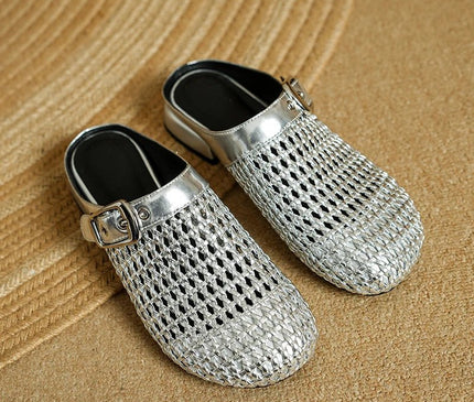 sabot-avec-maille-argentee-boucle-metallique-audacieuse