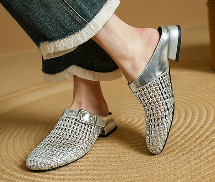 sabot-avec-maille-argentee-boucle-metallique-audacieuse