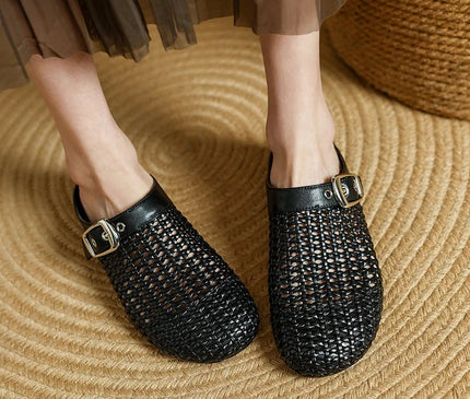 sabot-avec-maille-argentee-boucle-metallique-audacieuse