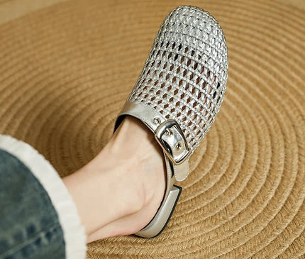 sabot-avec-maille-argentee-boucle-metallique-audacieuse