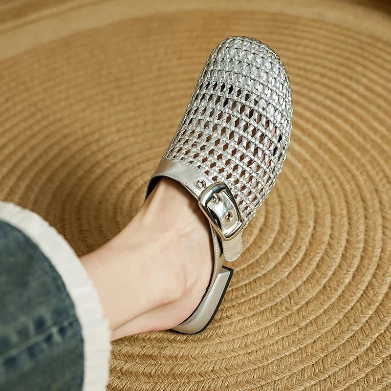 sabot-avec-maille-argentee-boucle-metallique-audacieuse