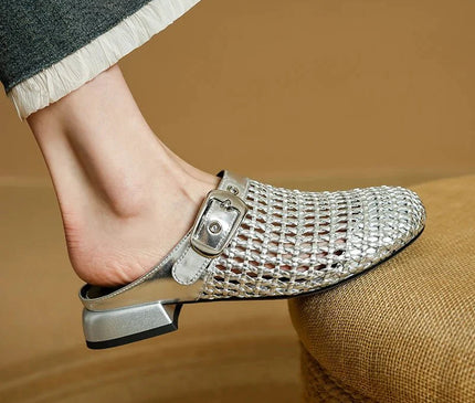 sabot-avec-maille-argentee-boucle-metallique-audacieuse