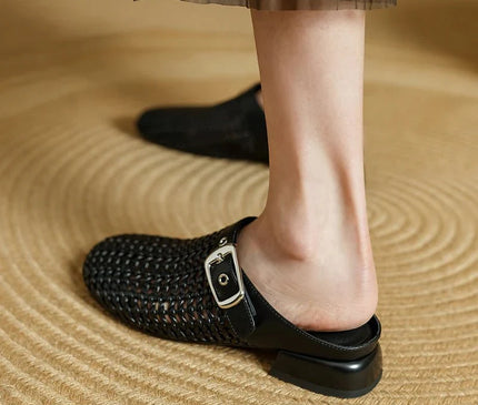 sabot-avec-maille-argentee-boucle-metallique-audacieuse