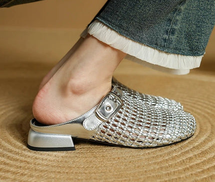 sabot-avec-maille-argentee-boucle-metallique-audacieuse