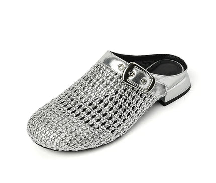 sabot-avec-maille-argentee-boucle-metallique-audacieuse
