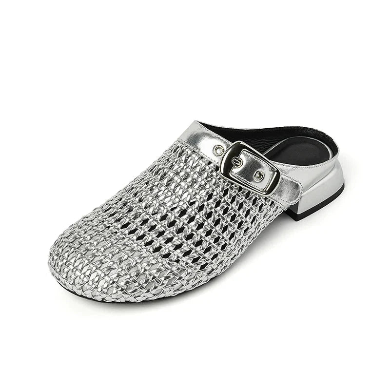sabot-avec-maille-argentee-boucle-metallique-audacieuse
