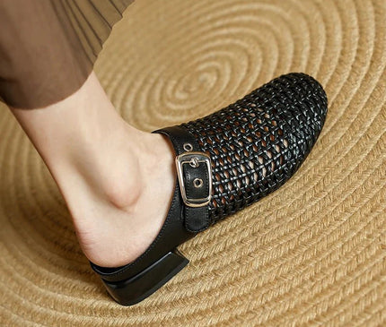 sabot-avec-maille-argentee-boucle-metallique-audacieuse