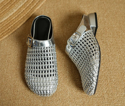 sabot-avec-maille-argentee-boucle-metallique-audacieuse
