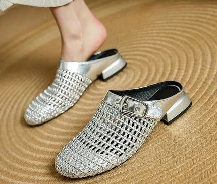 sabot-avec-maille-argentee-boucle-metallique-audacieuse