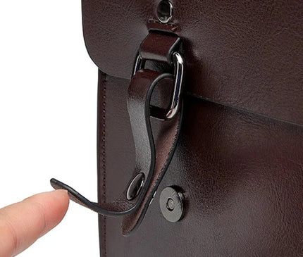sac-a-dos-rigide-marron-avec-boucles-metalliques-design-retro-structure