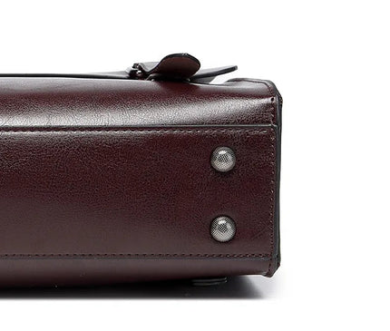 sac-a-dos-rigide-marron-avec-boucles-metalliques-design-retro-structure