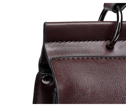 sac-a-dos-rigide-marron-avec-boucles-metalliques-design-retro-structure
