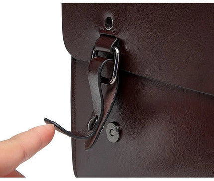 sac-a-dos-rigide-marron-avec-boucles-metalliques-design-retro-structure